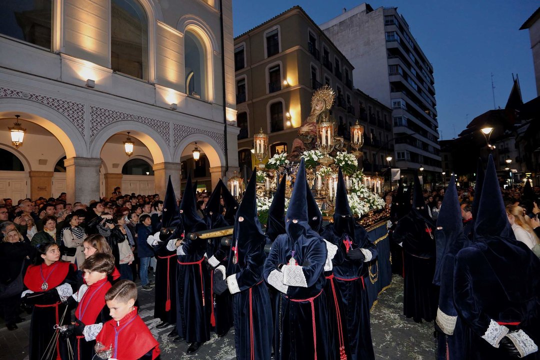 Nazarenos durante la procesión del Encuentro de la Santísima Virgen con su hijo en la Calle de la Amargura, en Valladolid.